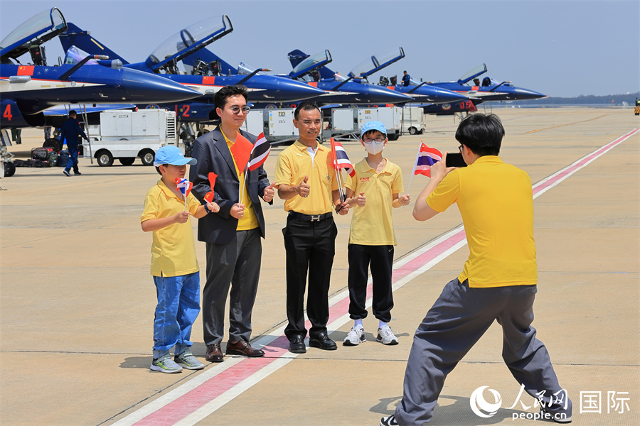 中国空军八一飞行表演队进行适应性训练。人民网记者 白元琪摄