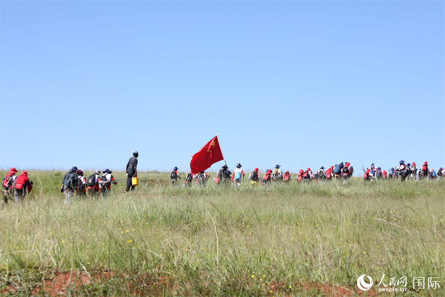 中国驻莱索托使馆、在莱中资企业和侨界代表参加2025年度莫舒舒远足活动。人民网记者 戴楷然摄