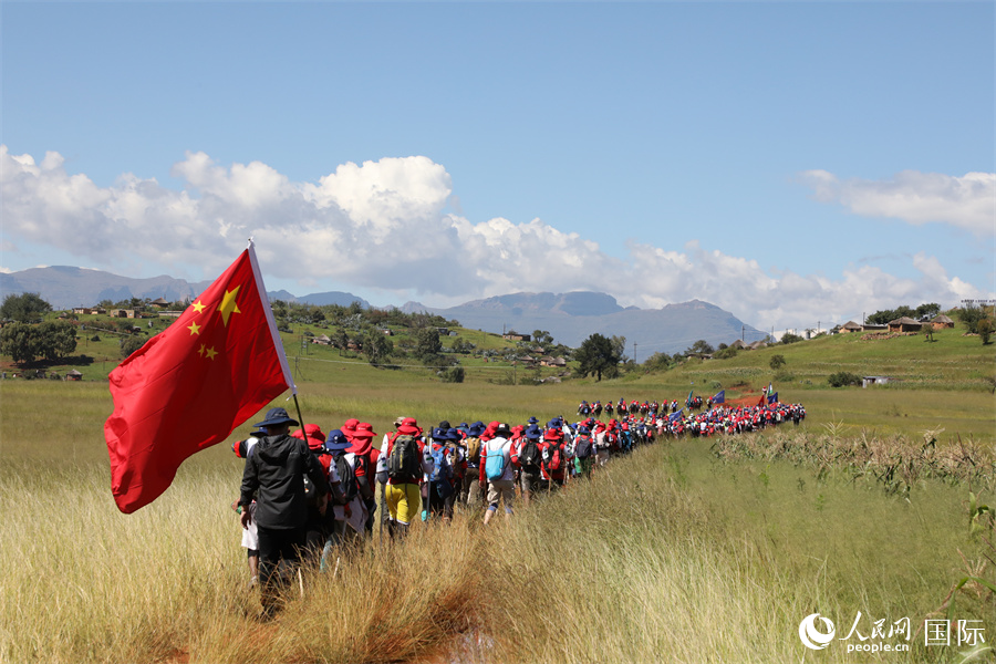 中国驻莱索托使馆、在莱中资企业和侨界代表参加2025年度莫舒舒远足活动。人民网记者 戴楷然摄