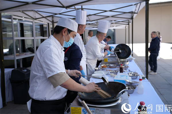 中国厨师使用日本食材现场烹饪。人民网记者 张丽娅摄