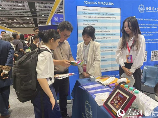 马来西亚学生和家长在中国高校展台前咨询留学事宜。 人民网记者刘慧摄