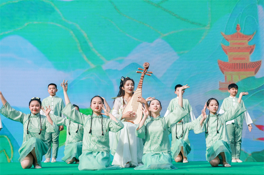 表演《春之吟诵》。   中国宋庆龄基金会供图