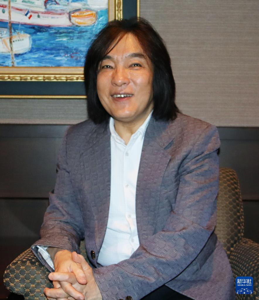 4月8日，日本指挥家饭森范亲在大阪交响音乐厅接受记者采访。新华社记者 杨光 摄