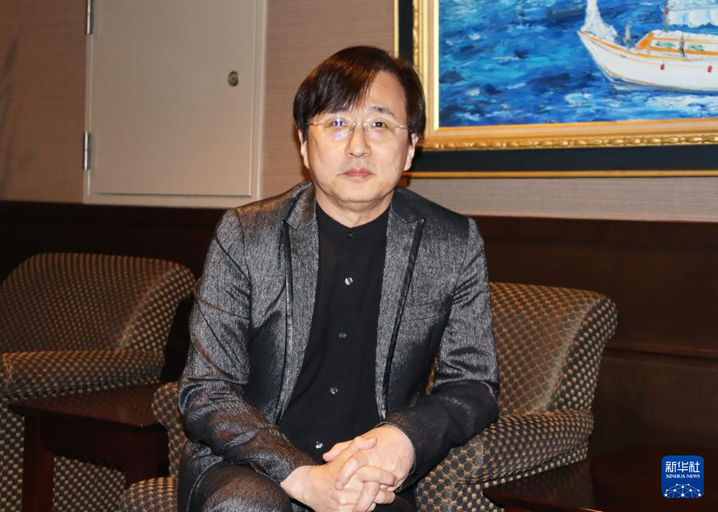 4月8日，日本作曲家和田薰在大阪交响音乐厅接受记者采访。新华社记者 杨光 摄