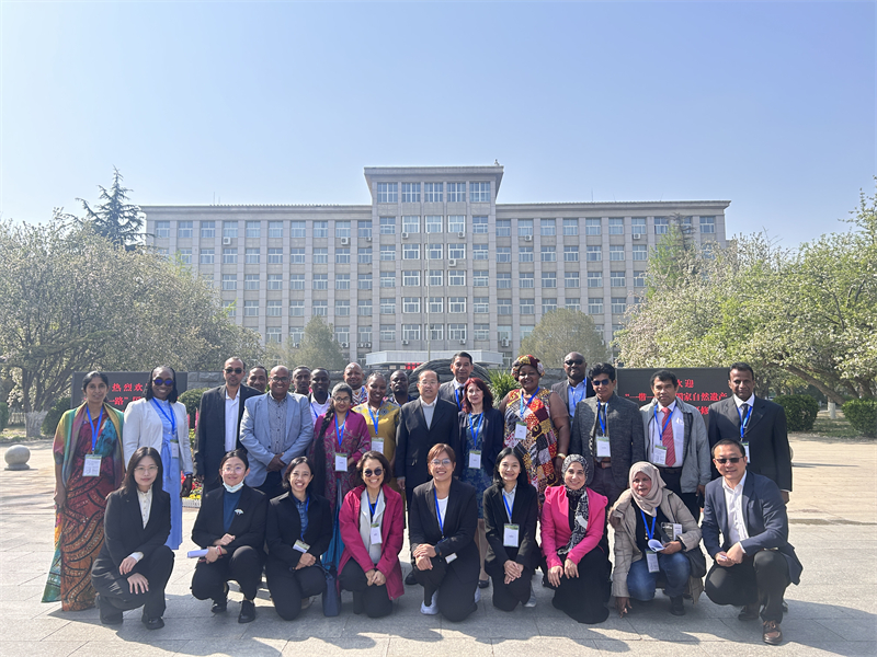 研修班学员合影。 国家林业和草原局管理干部学院 张怡凡 摄