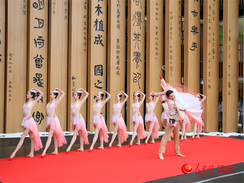 中日友好纪念舞剧《朱鹮》表演。人民网 许可摄