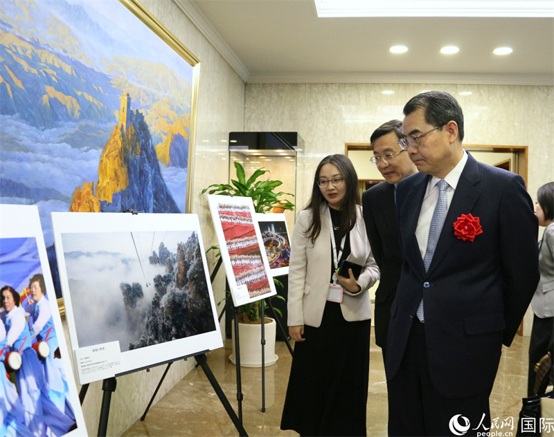 中国驻日本大使吴江浩（右）观看获奖作品。人民网 许可摄