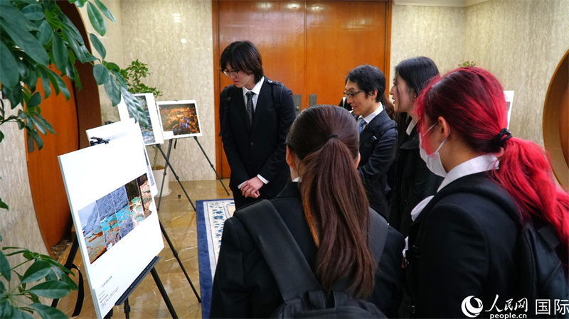 现场观众观看获奖作品。人民网 蒋晓辰摄