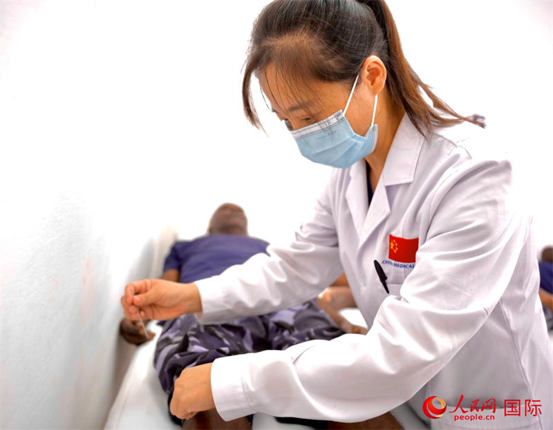 援吉医疗队员为当地患者进行针灸治疗，中东中心分社塔里克·易卜拉欣摄