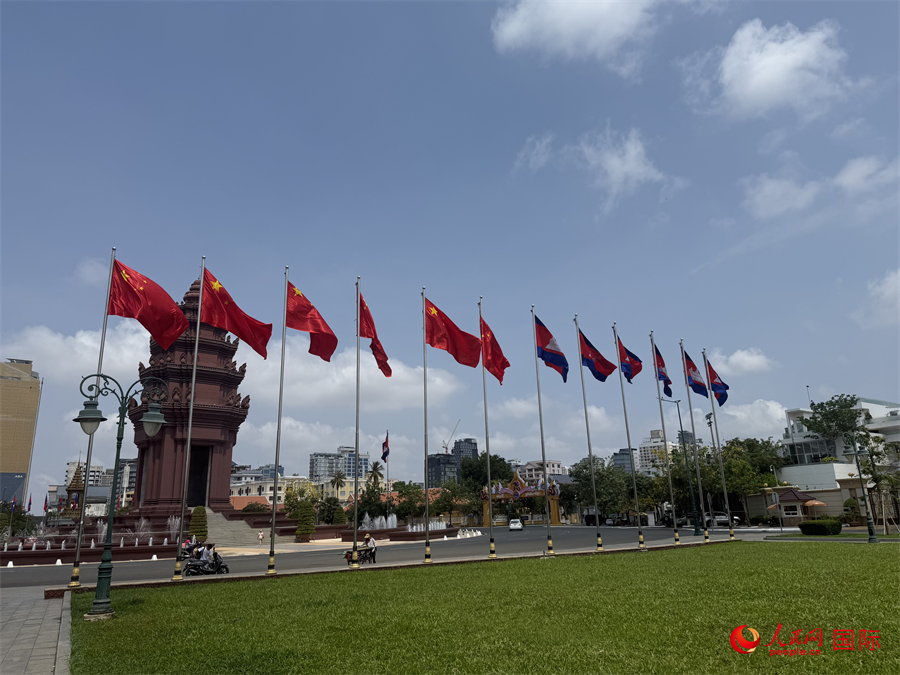 在习近平主席到访柬埔寨前夕，柬埔寨首都金边独立纪念碑等地标建筑附近，中柬两国国旗迎风飘扬，当地热烈期待习近平主席到访。人民网记者 盛楚宜摄