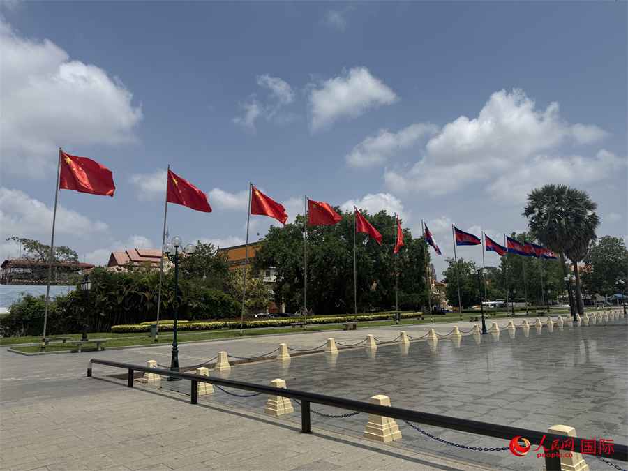 在习近平主席到访柬埔寨前夕，柬埔寨首都金边独立纪念碑等地标建筑附近，中柬两国国旗迎风飘扬，当地热烈期待习近平主席到访。人民网记者 盛楚宜摄