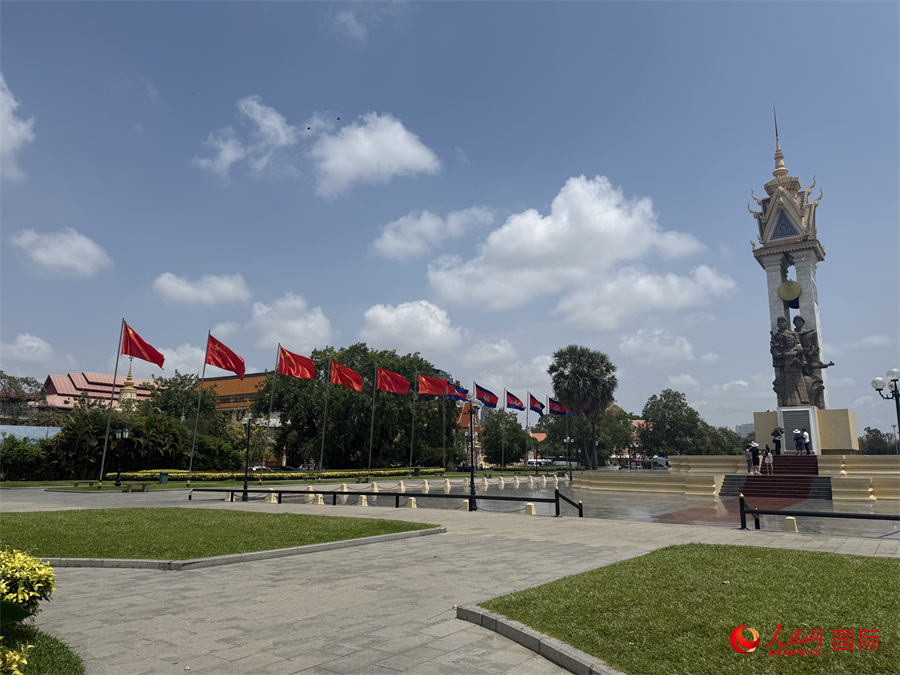 在习近平主席到访柬埔寨前夕，柬埔寨首都金边独立纪念碑等地标建筑附近，中柬两国国旗迎风飘扬，当地热烈期待习近平主席到访。人民网记者 盛楚宜摄