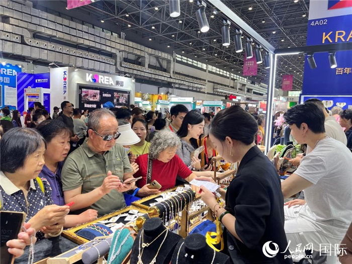 消博会展馆内，观展群众购买展出商品。人民网记者 赵瞳摄