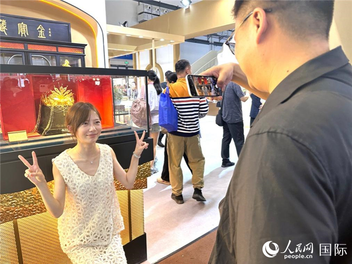 观展群众在珠宝展区打卡拍照。人民网记者 史新培摄