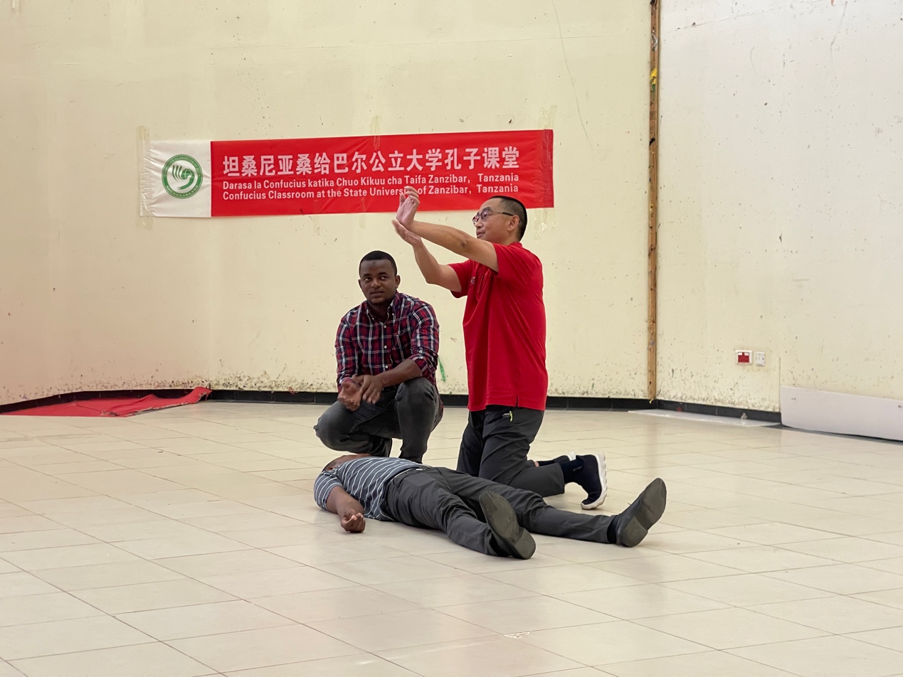 心肺复苏现场教学 中国援桑医疗队 供图