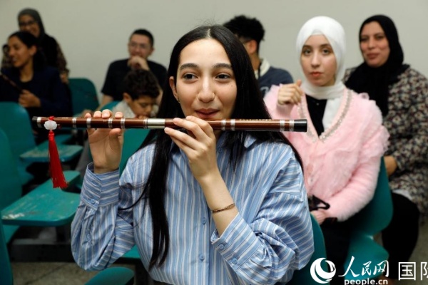 一名摩洛哥大学生在学吹笛子。 舒艾卜摄