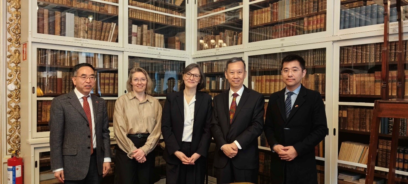 中国驻瑞典大使崔爱民（右二）会见瑞典皇家工程院院长塞尔格（中）。中国驻瑞典大使馆供图