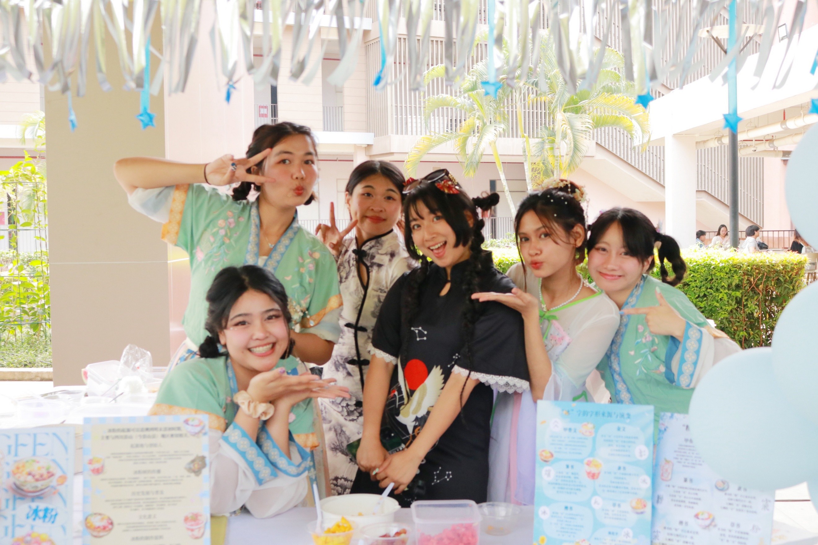 泰国皇太后大学孔子学院举办的“中国文化展览会暨中泰美食节”热闹非凡。主办方供图