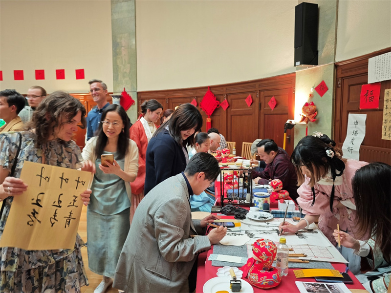 书画展示。中国驻哥德堡总领馆供图