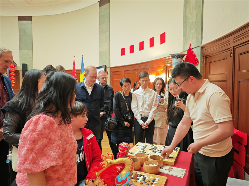 围棋展示。中国驻哥德堡总领馆供图