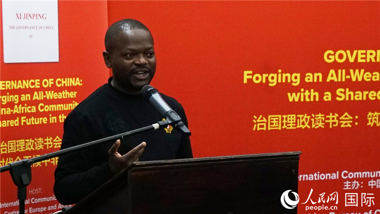 约翰内斯堡大学非洲中国研究中心研究员葛迪恩·吉通加在读书会上发言。人民网 刘畅摄