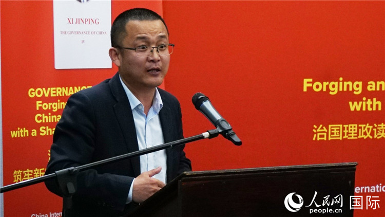 中非青年妇女协会主席、南非大学教授秦效顺在读书会上发言。人民网 刘畅摄