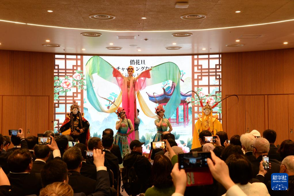 4月28日,在大阪世博会四川活动周开幕式上,表演者演绎川剧变脸、川北大木偶等四川非遗项目。新华社记者 涂一帆 摄