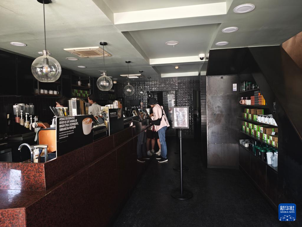 4月28日，在葡萄牙里斯本，顾客在一家停电的咖啡店等候（手机照片）。新华社记者 荀伟 摄