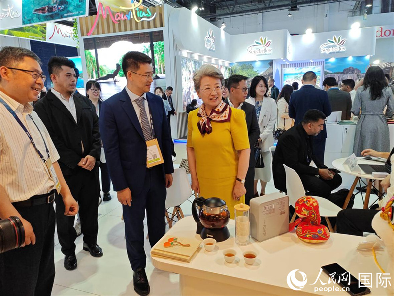 中国驻迪拜总领事欧渤芊（左四）到中国展台参观。
