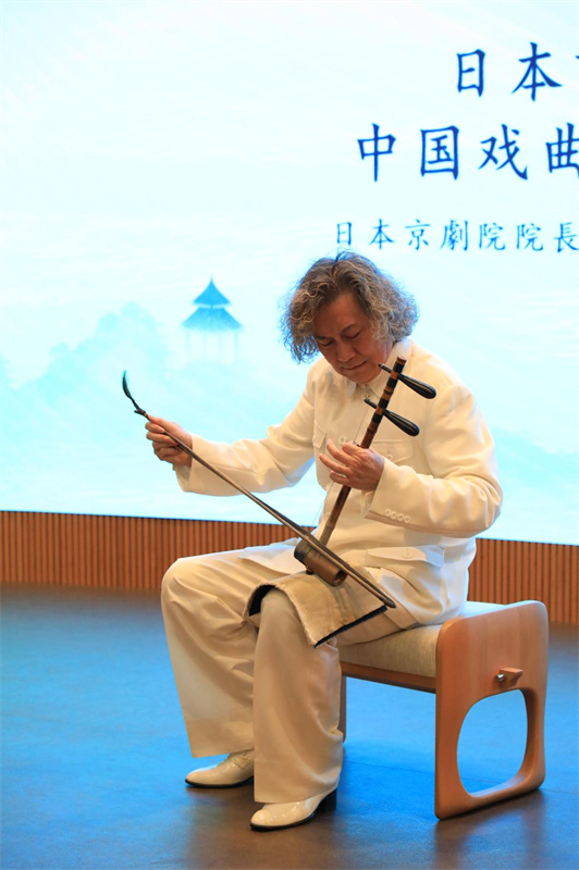 京剧表演艺术家、日本京剧院院长吴汝俊京胡表演。