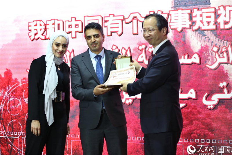 陈传东大使为获奖者颁奖。人民网纳达尔·达乌德摄