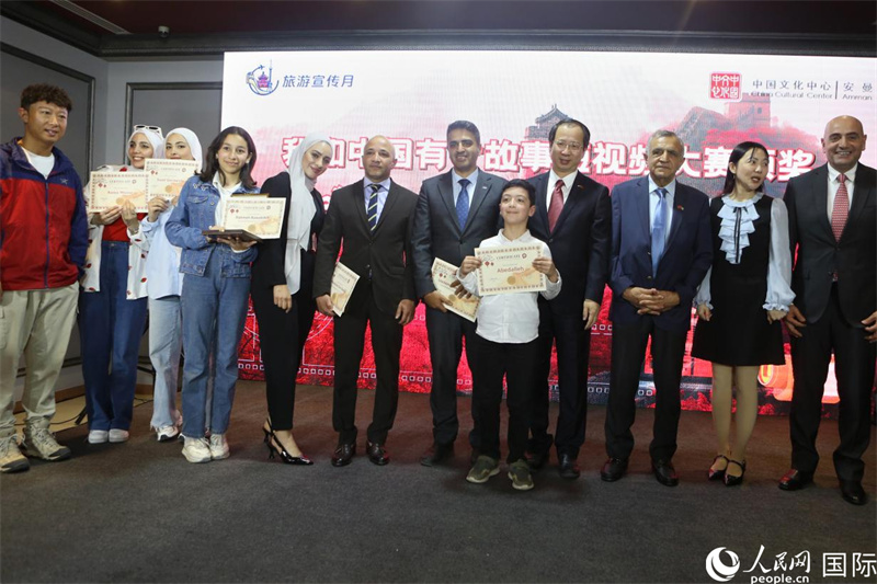 获奖者代表与嘉宾合影。人民网 纳达尔·达乌德摄