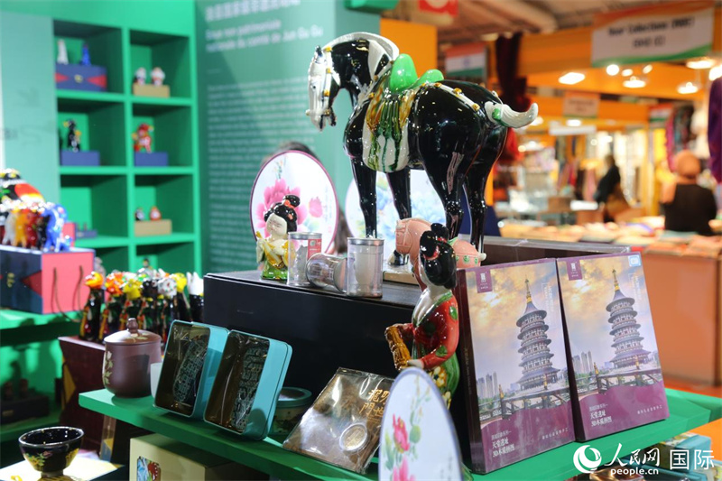 热门展品“唐三彩”。人民网记者 于超凡摄