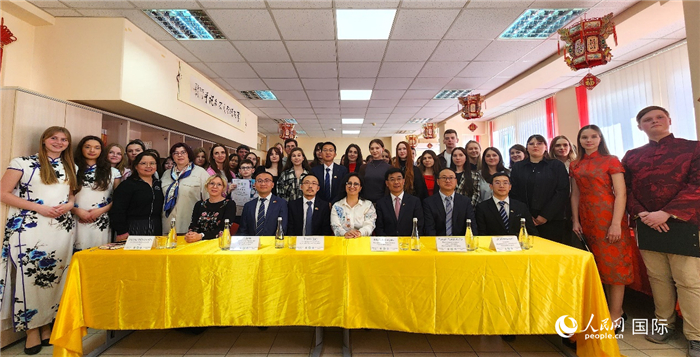 参加中文翻译比赛全体人员合影。人民网记者 蔡子畅摄