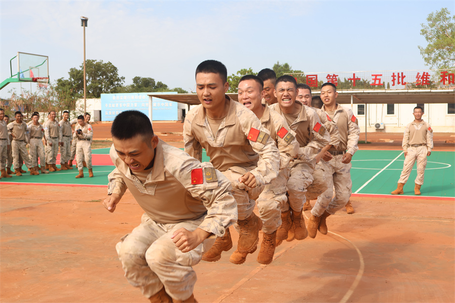 跳大绳。维和工兵分队供图