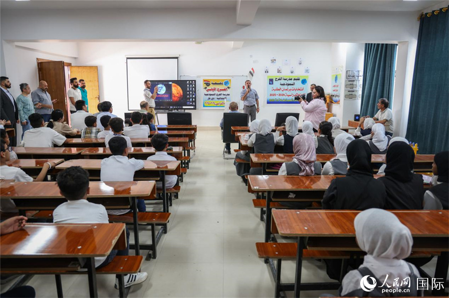 学生们在礼堂观看介绍法拉赫学校建设情况的视频。人民网记者 薛丹摄