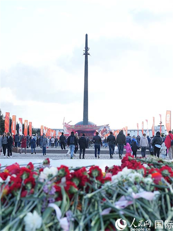 前来胜利公园参加纪念活动的市民。实习生武荣摄