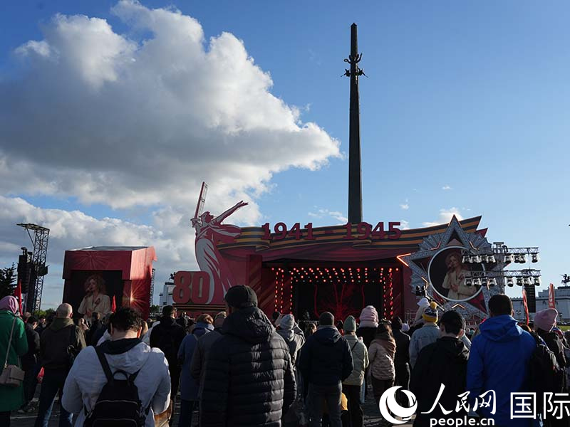 前来胜利公园参加纪念活动的市民。实习生武荣摄