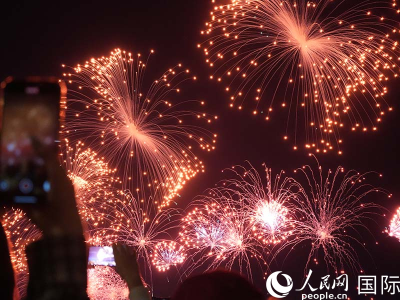 莫斯科多个地点绽放胜利日烟花。实习生武荣摄