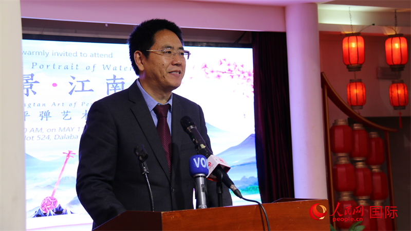 中国驻尼日利亚使馆负责文化事务的参赞兼尼日利亚中国文化中心主任杨建兴致辞人民网记者 姜宣摄