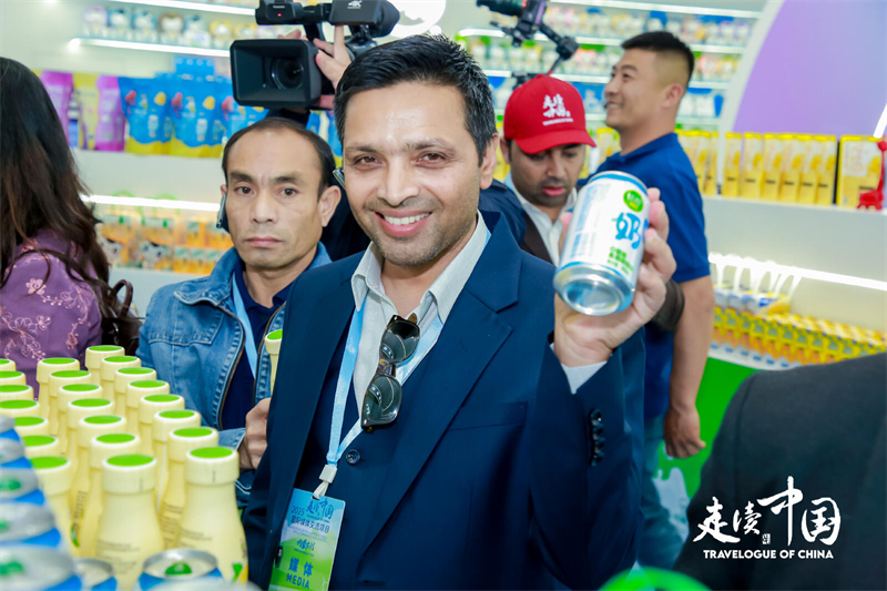 尼泊尔坎蒂普尔出版社专栏记者Rejaram Gautam5月12日在伊利现代智慧健康谷进行参观。（主办方供图）