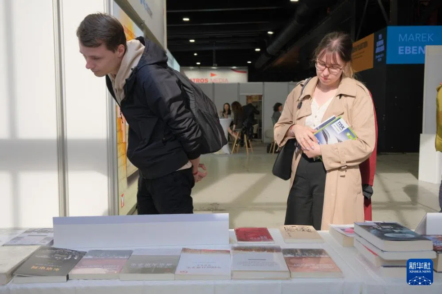 5月15日，在捷克首都布拉格，人们参观布拉格国际书展的中国展区。新华社记者 邓耀敏 摄