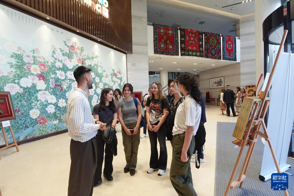 5月15日，在塞尔维亚首都贝尔格莱德，当地学生参观“中塞人民友谊70年——文化遗产的桥梁”主题展。新华社记者 陈颖 摄