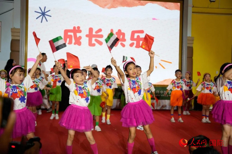 学生在演出。人民网 塔里克·易卜拉欣摄