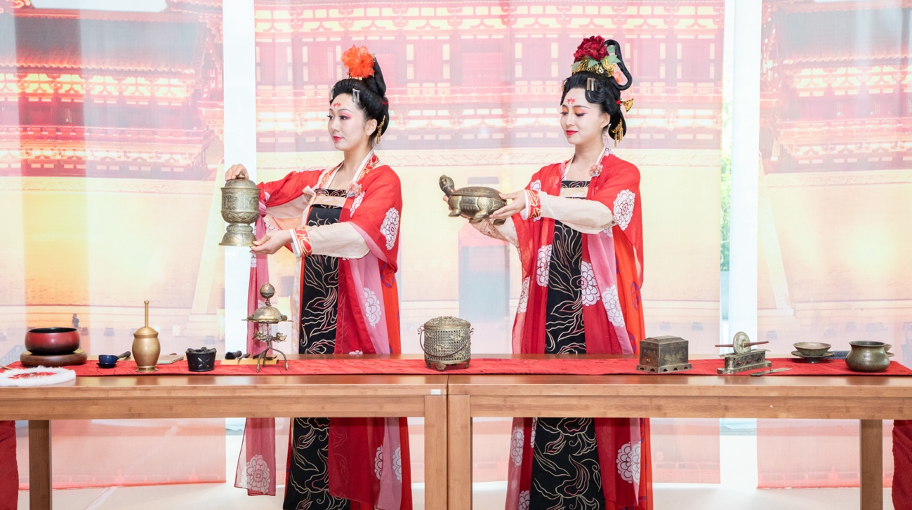 法门寺地宫出土文物一比一复刻的宫廷茶器。中国驻大阪旅游办事处供图