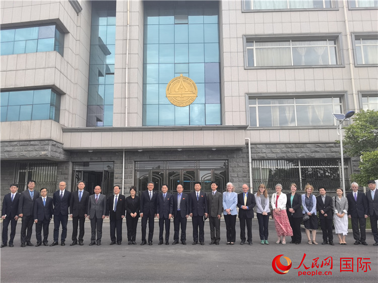 当地时间5月17日，王亚军大使率中国驻朝鲜使馆部分外交官赴平壤科技大学参访。图为王大使一行与该校教职人员合影。人民网记者 刘融摄
