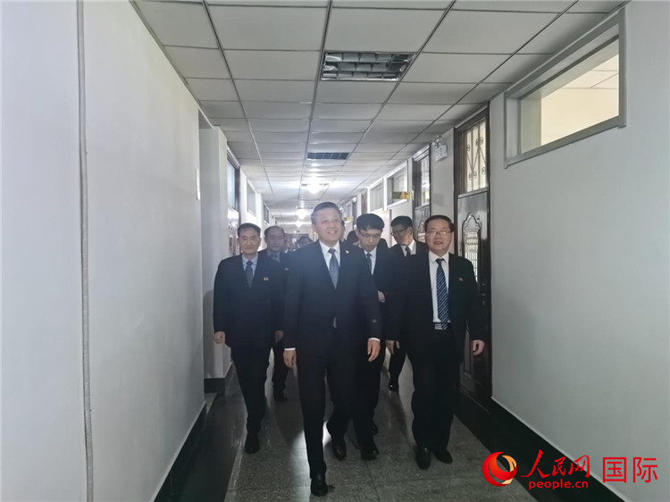 当地时间5月17日，王亚军大使率中国驻朝鲜使馆部分外交官赴平壤科技大学参访。图为王大使一行参观教室、学生宿舍等地。人民网记者 刘融摄