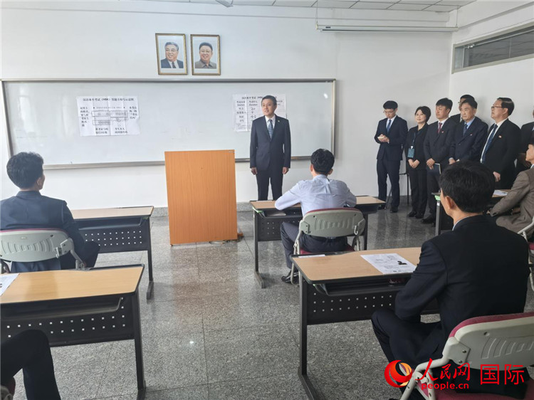 当地时间5月17日，王亚军大使率中国驻朝鲜使馆部分外交官赴平壤科技大学参访。图为王大使一行出席HSK启动仪式，同考生们互动交流。人民网记者 刘融摄