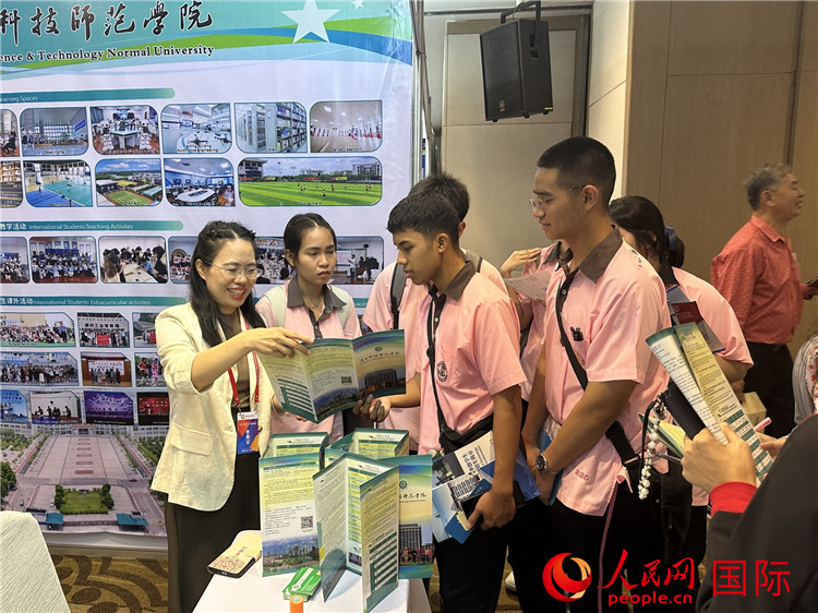 “留学广西”国际教育展（泰国站）现场，各高校代表正热情地向泰国学生介绍留学项目。人民网记者 白元琪摄
