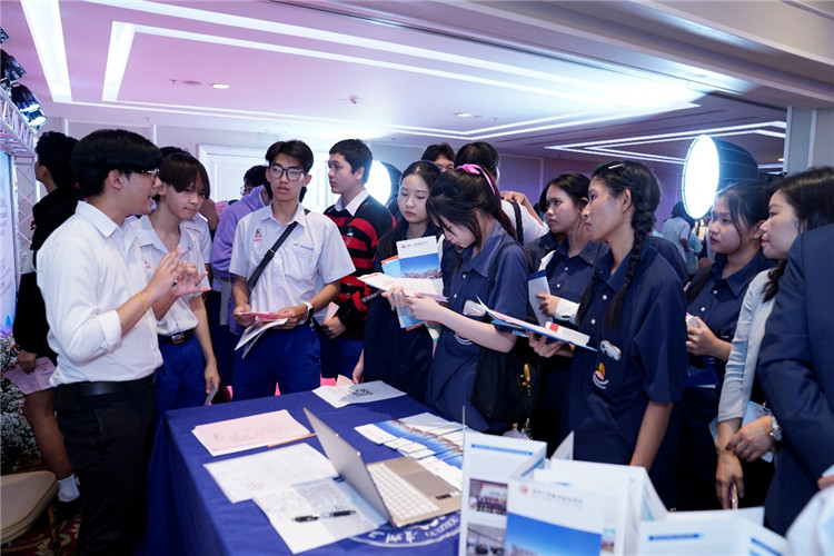 展会现场学生热情咨询。主办方供图